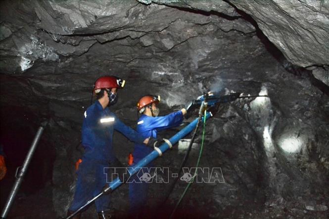 Trong ảnh: Thợ mỏ Chi nhánh Mỏ đồng Sin quyền trong ca làm việc.Ảnh: Hồng Ninh-TTXVN