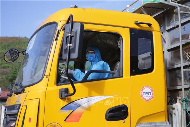 Trong ảnh: Tất cả nhân viên lái xe đều được mặc trang phục bảo hộ nhằm phòng chống dịch theo đúng quy định. Ảnh: Quý Trung – TTXVN