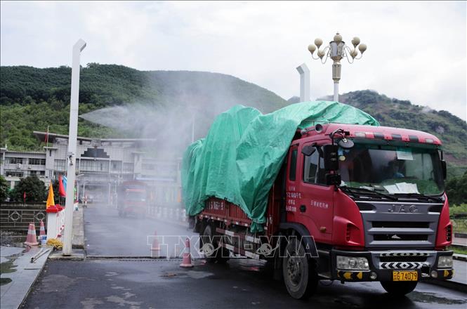 Trong ảnh: Hàng hóa xuất, nhập khẩu trên các phương tiện vận chuyển nhập khẩu đều được hệ thống phun trùng khử khuẩn phòng chống dịch tại cầu Hữu nghị Việt Trung (Cửa khẩu Ma Lù Thàng). Ảnh: Quý Trung – TTXVN