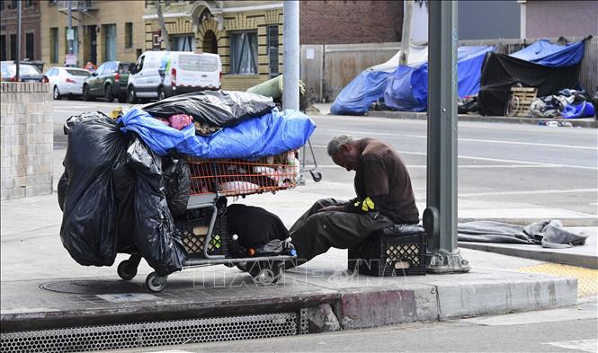 Trong ảnh: Người vô gia cư trên đường phố tại Los Angeles, California, Mỹ, ngày 26/4/2021. Ảnh: AFP/ TTXVN