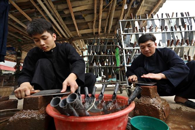 Trong ảnh: Hoàn thiện sản phẩm tại Hợp tác xã Minh Tuấn Phúc Sen. Ảnh: Minh Quyết - TTXVN