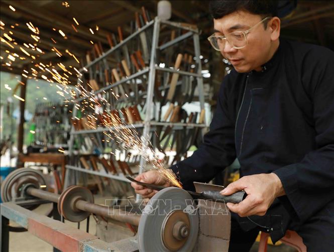 Trong ảnh: Hiện nay một số công đoạn của nghề rèn đã được làm bằng máy. Ảnh: Vũ Sinh - TTXVN