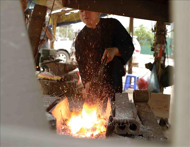 Trong ảnh: Người dân ở làng nghề rèn nông cụ bằng than củi theo phương pháp truyền thống. Ảnh: Vũ Sinh - TTXVN