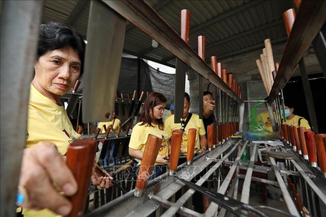 Trong ảnh: Khách chọn mua sSản phẩm dao của Hợp tác xã Minh Tuấn Phúc Sen. Ảnh: Minh Quyết - TTXVN