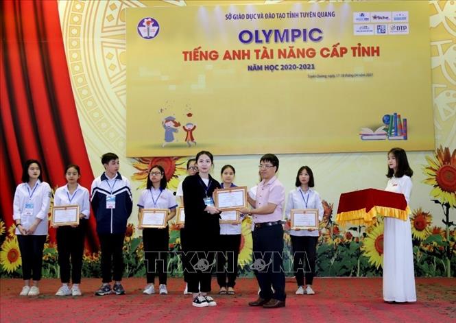 Trong ảnh: Em Đỗ Trần Diễm Mai đoạt giải Ba cuộc thi Olympic Tiếng Anh Tài năng cấp tỉnh năm 2021. Ảnh: TTXVN phát