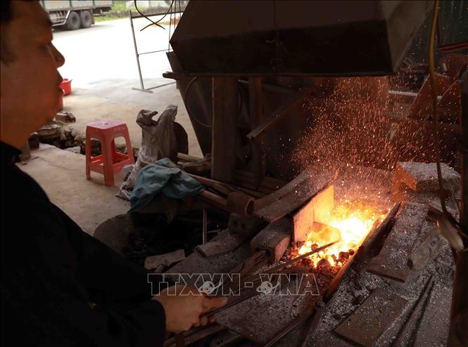 Trong ảnh: Người dân ở làng nghề rèn nông cụ bằng than củi theo phương pháp truyền thống. Ảnh: Vũ Sinh - TTXVN