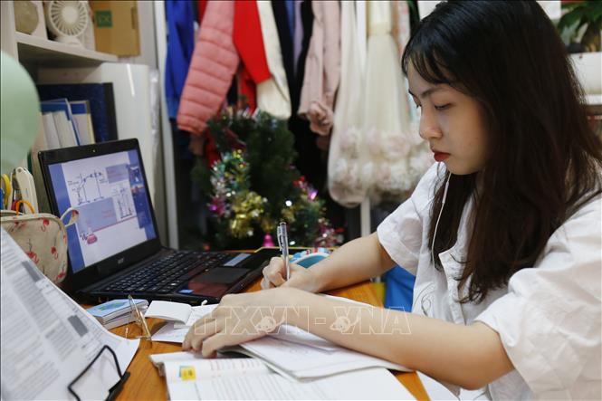 Trong ảnh: Em Mai học online tại nhà. Ảnh: TTXVN phát