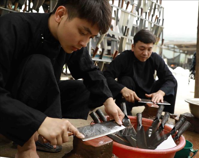 Trong ảnh: Hoàn thiện sản phẩm tại Hợp tác xã Minh Tuấn Phúc Sen. Ảnh: Vũ Sinh - TTXVN