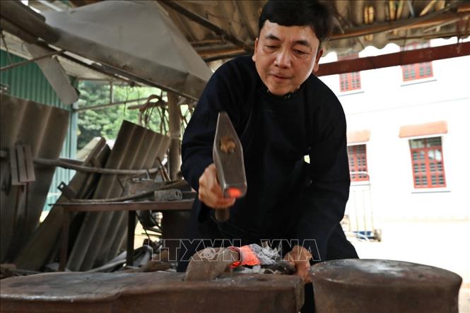 Trong ảnh: Công đoạn rèn dao tại Hợp tác xã Minh Tuấn Phúc Sen. Ảnh: Minh Quyết - TTXVN