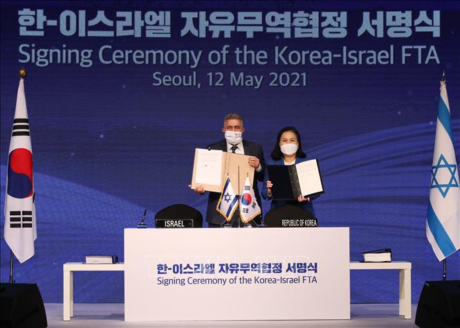 Trong ảnh: Bộ trưởng Thương mại Hàn Quốc Yoo Myung-hee (phải) và người đồng cấp Israel  Amir Peretz (trái) tại lễ ký ở Seoul, Hàn Quốc, ngày 12/5/2021. Ảnh: YONHAP/TTXVN