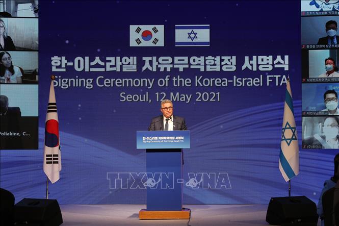 Trong ảnh: Bộ trưởng Kinh tế  Israel  Amir Peretz phát biểu tại lễ ký ở Seoul, Hàn Quốc, ngày 12/5/2021. Ảnh: YONHAP/TTXVN