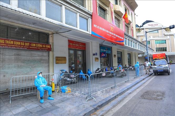 Photo: No.91 Dinh Tien Hoang street in Hanoi put under lockdown. VNA Photo