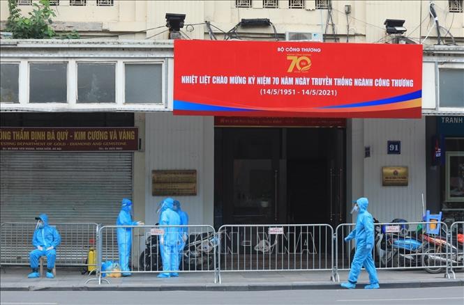 Photo: No.91 Dinh Tien Hoang street in Hanoi put under lockdown. VNA Photo