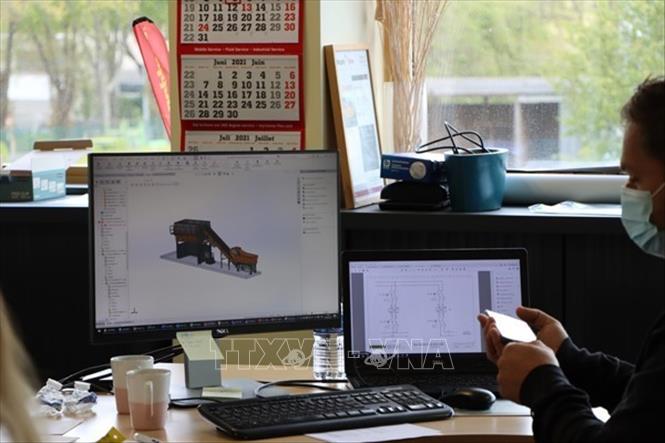 Thiết kế dây chuyền xử lý rác cho thị trường Việt Nam bằng công nghệ 3D tại công ty Menart của Bỉ. Ảnh: Hương Giang - PV TTXVN tại Bỉ 
