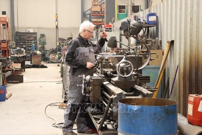 Trong xưởng sản xuất thiết bị dây chuyền xử lý rác thải sinh hoạt của Công ty Menart, Bỉ. Ảnh: Hương Giang - PV TTXVN tại Bỉ