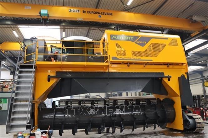 Dây chuyền phân loại và xử lý rác do công ty Menart sản xuất dành cho thị trường Việt Nam. Ảnh: Hương Giang - PV TTXVN tại Bỉ