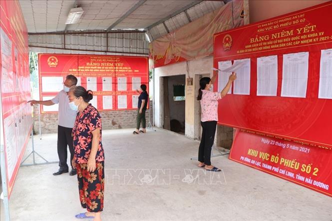 Trong ảnh: Một khu vực bỏ phiếu nhờ nhà dân đặt tại khu dân cư Đại, phường An Lạc, thành phố Chí Linh. Ảnh: Mạnh Minh - TTXVN