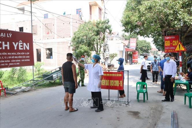 Trong ảnh: Lực lượng chức năng trực chốt kiểm soát cấp xã thuộc thôn Mậu Duyệt, xã Cẩm Hưng, huyện Cẩm Giàng. Ảnh: Mạnh Minh- TTXVN