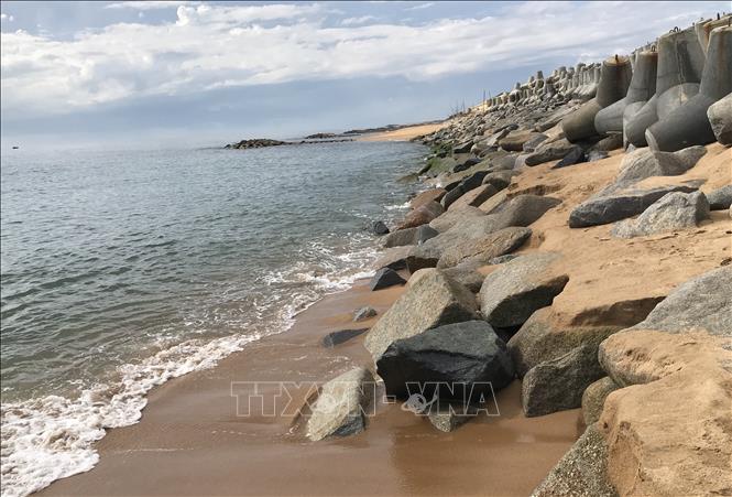 Trong ảnh: Phú Yên đầu tư nâng cấp hoàn thiện tuyến kè xóm Rớ chiều dài 250m. Ảnh: Phạm Cường-TTXVN