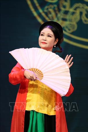 Trong ảnh: Gương mặt trái xoan, đôi mắt sắc cùng điệu bộ lúng liếng, tiếng cười giòn giã đã trở thành thương hiệu là những yếu tố giúp NSND chèo Thanh Ngoan lột tả những nhân vật của mình 1 cách chân thực, sinh động nhất. Ảnh: Thành Đạt - TTXVN