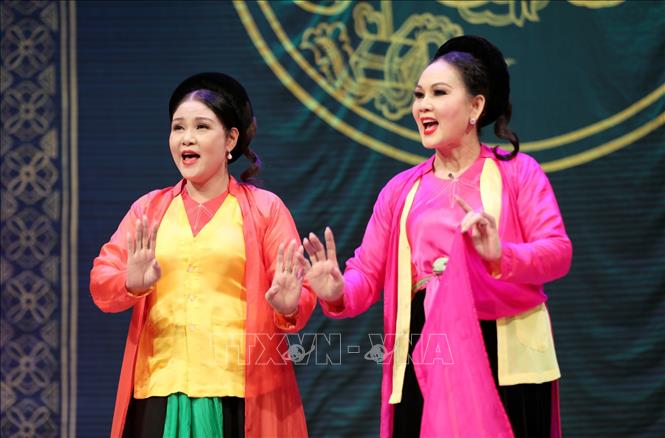 Trong ảnh: NSND Chèo Thanh Ngoan biểu diễn cùng đồng nghiệp. Ảnh: Thành Đạt - TTXVN 