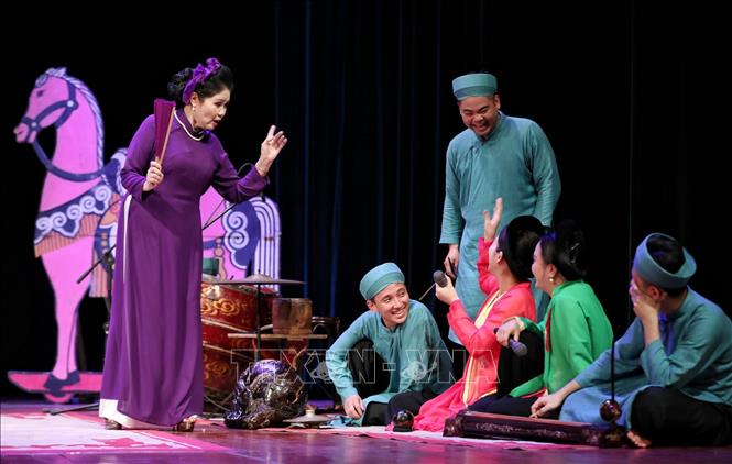 Trong ảnh: NSND Thanh Ngoan hướng dẫn nhiệt tình cho các nghệ sĩ trẻ. Ảnh: Thành Đạt - TTXVN

