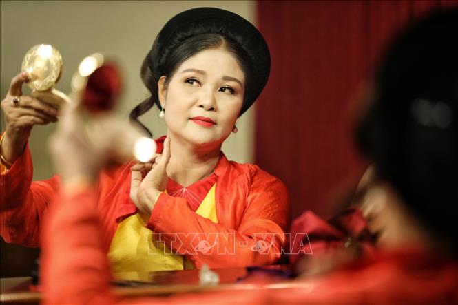 Trong ảnh: NSND Chèo Thanh Ngoan tự tay trang điểm cho mình trước mỗi vở diễn. Ảnh: Thành Đạt - TTXVN
