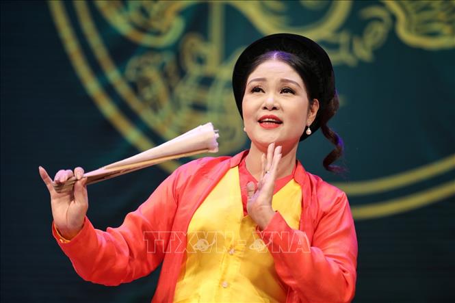 Trong ảnh: Gương mặt trái xoan, đôi mắt sắc cùng điệu bộ lúng liếng, tiếng cười giòn giã đã trở thành thương hiệu là những yếu tố giúp NSND chèo Thanh Ngoan lột tả những nhân vật của mình 1 cách chân thực, sinh động nhất. Ảnh: Thành Đạt - TTXVN