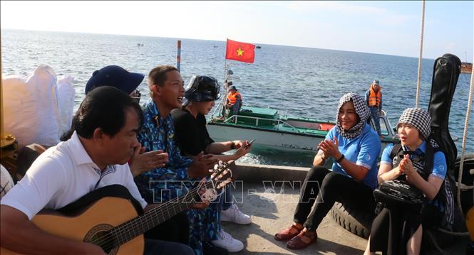 Trong ảnh: Chiến sỹ đảo Thuyền Chài C giao lưu văn nghệ với đoàn cán bộ, chiến sỹ từ đất liền ra thăm đảo. Ảnh: Sỹ Tuyên - TTXVN