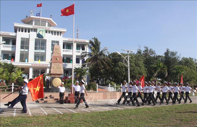 Trong ảnh: Đoàn duyệt đội ngũ mang lá “Cờ Quyết thắng đảo Song Tử Tây” đi ngang qua cột mốc đảo Song Tử Tây trong lễ chào cờ trên đảo ngày 28/4/2021 . Ảnh: Sỹ Tuyên – TTXVN