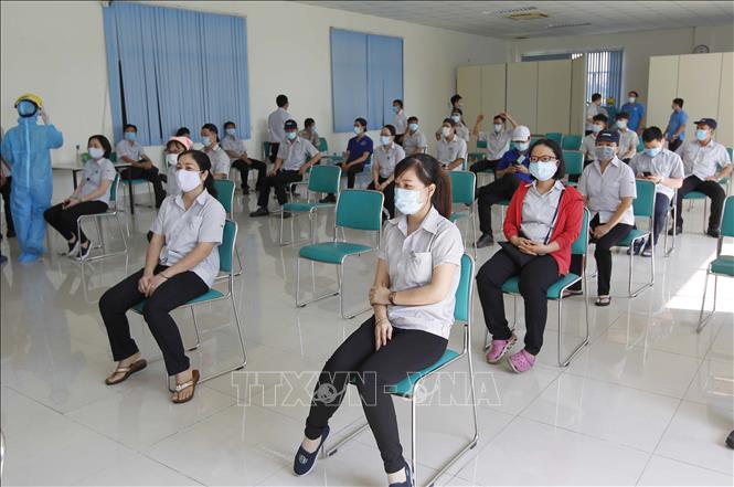 Trong ảnh: Công nhân tại Công ty TNHH Kim may Organ Việt Nam tại Khu chế xuất Tân Thuận tham gia xét nghiệm sàng lọc COVID-19 ngẫu nhiên. Ảnh: Thanh Vũ - TTXVN
