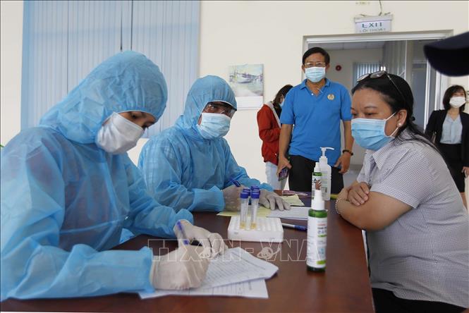Trong ảnh: Công nhân tại Công ty TNHH Kim may Organ Việt Nam tại Khu chế xuất Tân Thuận tham gia xét nghiệm sàng lọc COVID-19 ngẫu nhiên. Ảnh: Thanh Vũ - TTXVN
