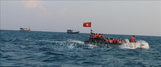 Trong ảnh: Xuồng máy của tàu Trường Sa 571 đi qua vùng biển nơi có nhiều tàu thuyền của ngư dân Việt Nam đánh bắt hải sản gần khu vực đảo Đá Tây A. Ảnh: Sỹ Tuyên – TTXVN