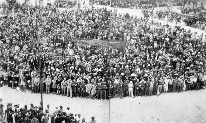 Trong ảnh: Nhân dân thủ đô họp mít tinh tại Quảng trường Nhà hát lớn ủng hộ chính phủ Liên hiệp lâm thời do Chủ tịch Hồ Chí Minh đứng đầu (1/1/1946). Ảnh: TTXVN