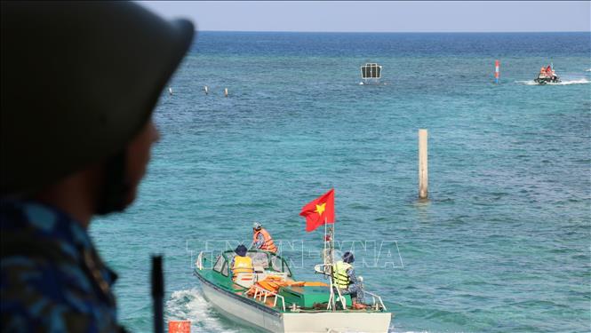 Trong ảnh: Hai chiếc xuồng của tàu Trường Sa 571 chở cán bộ và chiến sỹ từ đất liền ra thăm đảo. Ảnh: Sỹ Tuyên – TTXVN