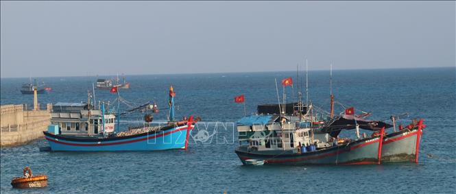 Trong ảnh: Cờ Tổ quốc tung bay phấp phới trên nóc tàu đánh cá của ngư dân Việt Nam neo đậu tại đảo Đá Tây A (quần đảo Trường Sa). Ảnh: Sỹ Tuyên – TTXVN