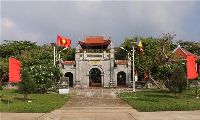 Trong ảnh: Trước cổng Chùa Trường Sa, tại Thị trấn Trường Sa (huyện Trường Sa, tỉnh Khánh Hoà), cờ Tổ quốc được treo ở vị trí trang trọng. Ảnh: Sỹ Tuyên – TTXVN