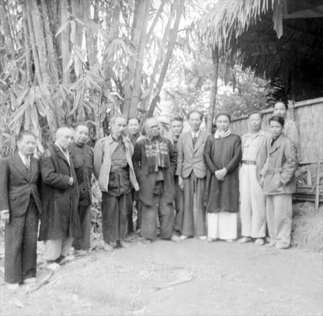 Trong ảnh: Chủ tịch Hồ Chí Minh với các đại biểu dự Hội nghị Ủy ban Liên Việt toàn quốc tại Việt Bắc, tháng 2/1948. Ảnh: TTXVN