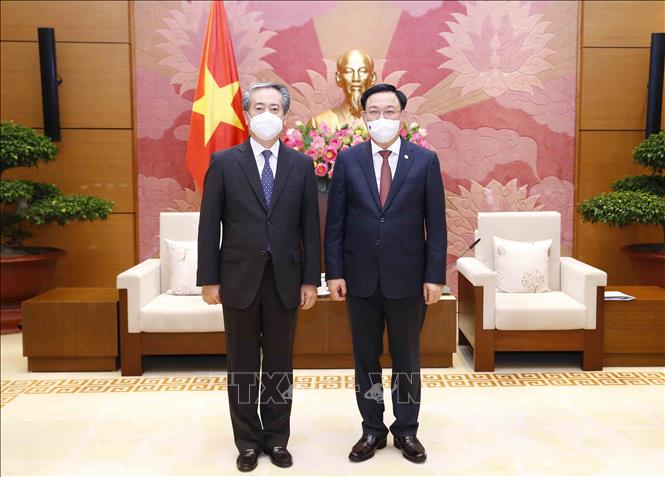 Chủ tịch Quốc hội Vương Đình Huệ tiếp Đại sứ Trung Quốc tại Việt Nam Hùng Ba. Ảnh: Doãn Tấn - TTXVN