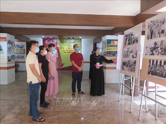 Trong ảnh: Du khách tham quan trưng bày tư liệu, ảnh tư liệu về Chủ tịch Hồ Chí Minh tại ATK Định Hóa. Ảnh: Thu Hằng-TTXVN