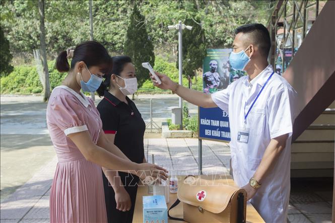 Trong ảnh: Ban quản lý Khu di tích Lịch sử - Sinh Thái ATK Định Hóa thực hiện nghiêm túc các quy định về phòng, chống dịch COVID-19. Ảnh: Thu Hằng-TTXVN