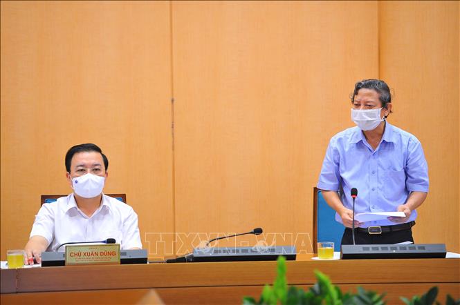 Phó Giám đốc Sở Y tế Hoàng Đức Hạnh, Phó Trưởng Ban C zhỉ đạo báo cáo tại cuộc họp. Ảnh: Minh Đức - TTXVN