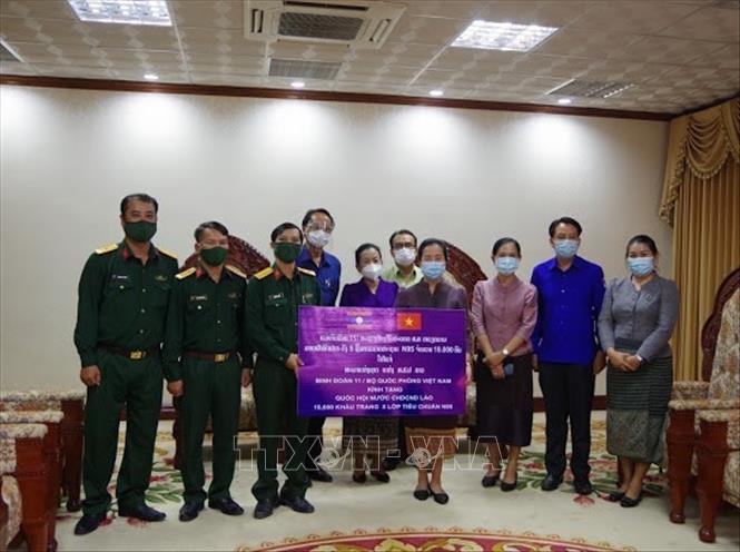 Trong ảnh: Đại diện Binh đoàn 11, Bộ Quốc phòng Việt Nam trao quà cho Quốc hội Lào nhằm hỗ trợ phòng, chống dịch COVID-19. Ảnh: Thu Phương, phóng viên TTXVN tại Lào