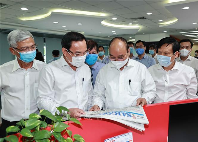 Trong ảnh: Chủ tịch nước Nguyễn Xuân Phúc thăm Báo Sài Gòn Giải phóng. Ảnh: Thống Nhất – TTXVN
