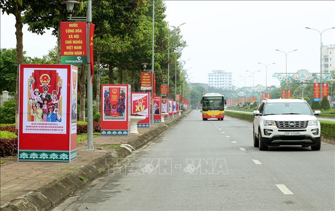 Trong ảnh: Nhằm tạo không khí tưng bừng, phấn khởi trong các tầng lớp Nhân dân, nhiều tuyến đường phố và trụ sở cơ quan ở Lào Cai đã được trang trí các cụm pano, cờ, băng rôn, khẩu hiệu tuyên truyền cho cuộc bầu cử đại biểu Quốc hội khóa XV và đại biểu HĐND các cấp, nhiệm kỳ 2021 – 2026. Ảnh: Quốc Khánh - TTXVN
