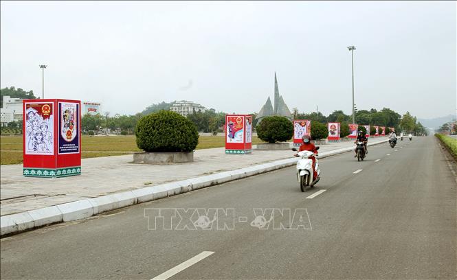 Trong ảnh: Nhiều tuyến đường và trụ sở cơ quan ở thành phố Lào Cai được trang trí các cụm pano, cờ, băng rôn, khẩu hiệu tuyên truyền cho cuộc bầu cử đại biểu Quốc hội khóa XV và đại biểu HĐND các cấp, nhiệm kỳ 2021 – 2026. Ảnh: Quốc Khánh - TTXVN