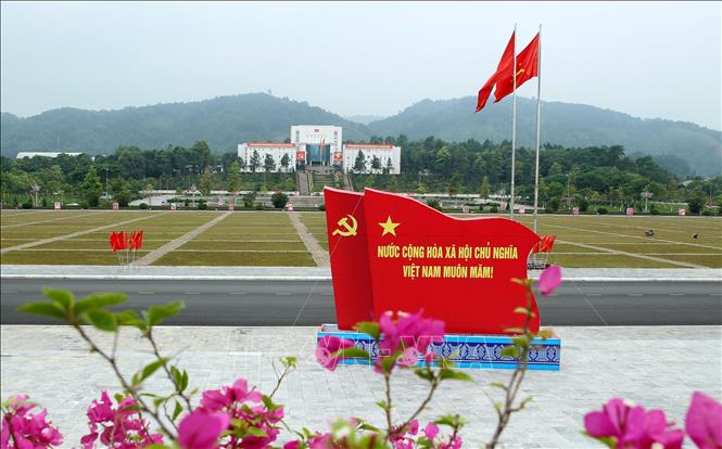 Trong ảnh: Nhiều tuyến đường phố và trụ sở cơ quan ở thành phố Lào Cai được trang trí các cụm pano, cờ, băng rôn, khẩu hiệu tuyên truyền cho cuộc bầu cử đại biểu Quốc hội khóa XV và đại biểu HĐND các cấp, nhiệm kỳ 2021 – 2026. Ảnh: Quốc Khánh - TTXVN