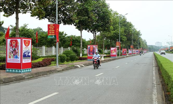 Trong ảnh: Nhiều tuyến đường phố và trụ sở cơ quan ở Lào Cai được trang trí các cụm pano, cờ, băng rôn, khẩu hiệu tuyên truyền cho cuộc bầu cử đại biểu Quốc hội khóa XV và đại biểu HĐND các cấp, nhiệm kỳ 2021 – 2026. Ảnh: Quốc Khánh - TTXVN
