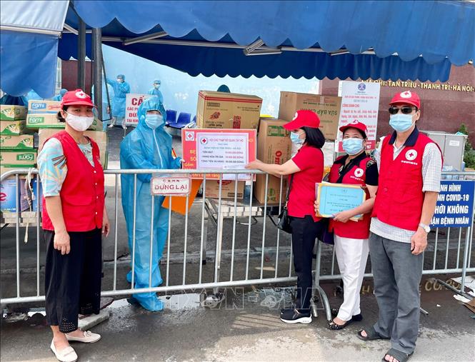 Trong ảnh: Hội Chữ thập đỏ quận Tây Hồ trao quà hỗ trợ công tác phòng, chống dịch COVID-19 tại Bệnh viện K cơ sở Tân Triều. Ảnh: TTXVN phát