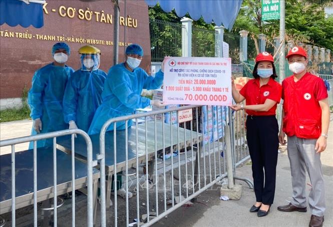Trong ảnh: Hội Chữ thập đỏ quận Thanh Xuân trao quà hỗ trợ công tác phòng, chống dịch COVID-19 tại Bệnh viện K cơ sở Tân Triều. Ảnh: TTXVN phát